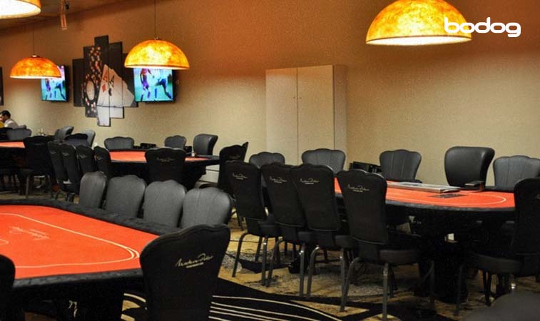 Sala de poker en madero poker