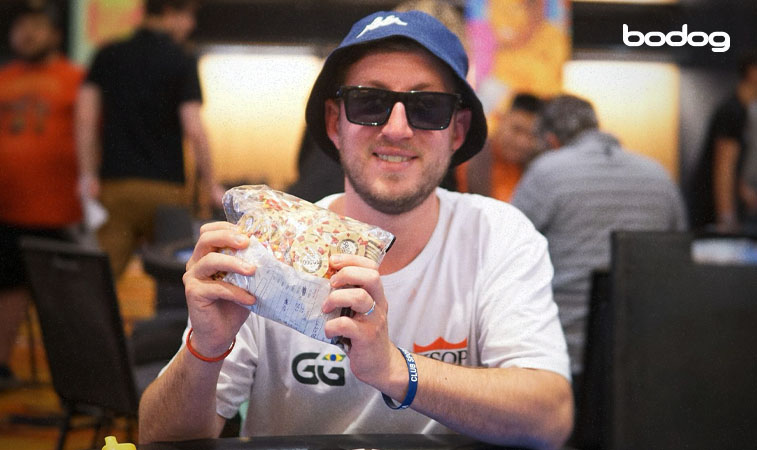 Mark lacoste sosteniendo bolsa de fichas de poker