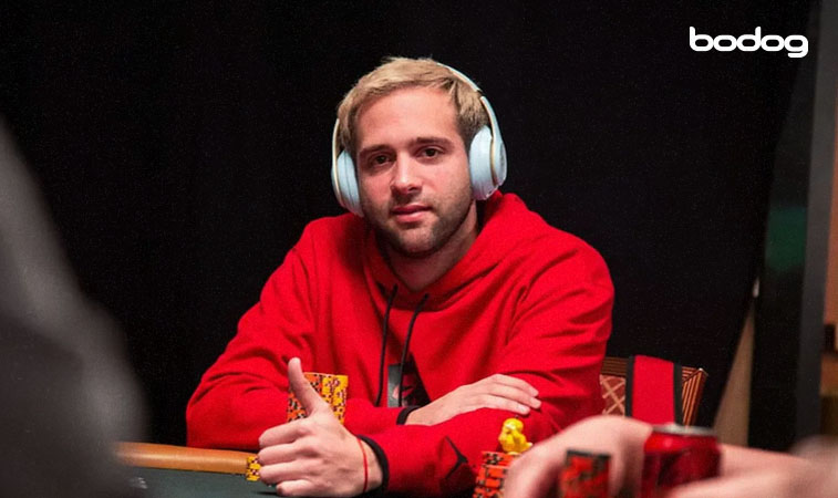 Martin Gavasci sentado en mesa de poker