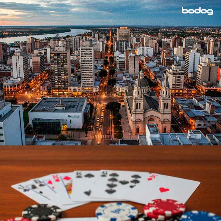 Ciudad de resistencia detrás de cartas y fichas de poker