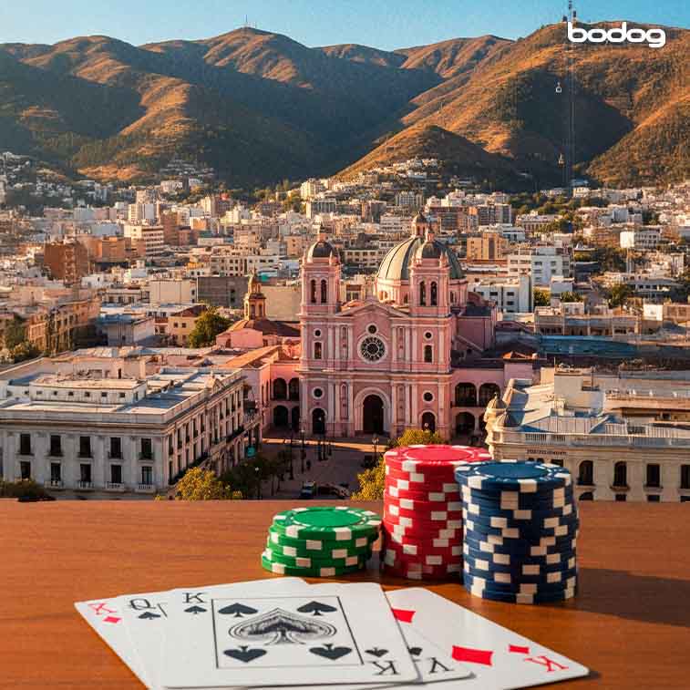 Ciudad de poker detras de cartas y fichas de poker