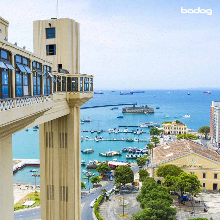 Imagem do elevador Lacerda e ao fundo, o oceano baiano