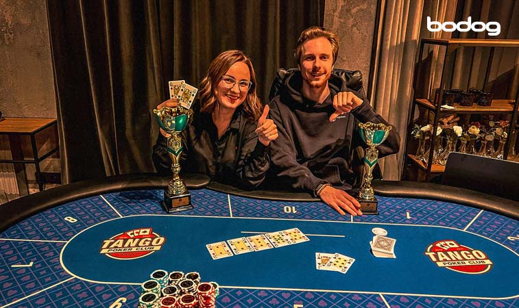Jugadores en mesa de tango poker club