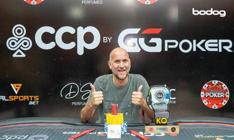 Campeão norueguês Roger posando para foto no torneio CCP